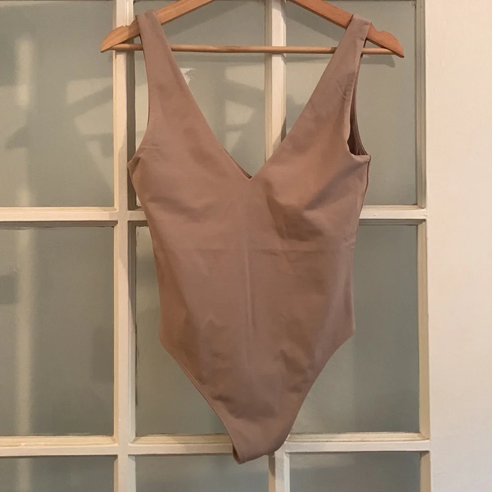NWOT Aritzia Babaton deep v neck taupe body suite - medium - Picture 5 of 7